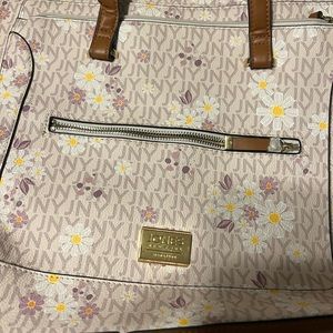 Jones New York handbag ! Adorable ! Like brand new